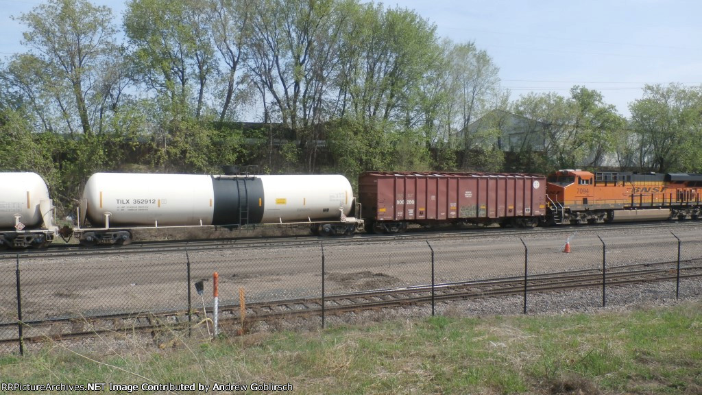 BNSF 7094, 808280 + TILX 352912